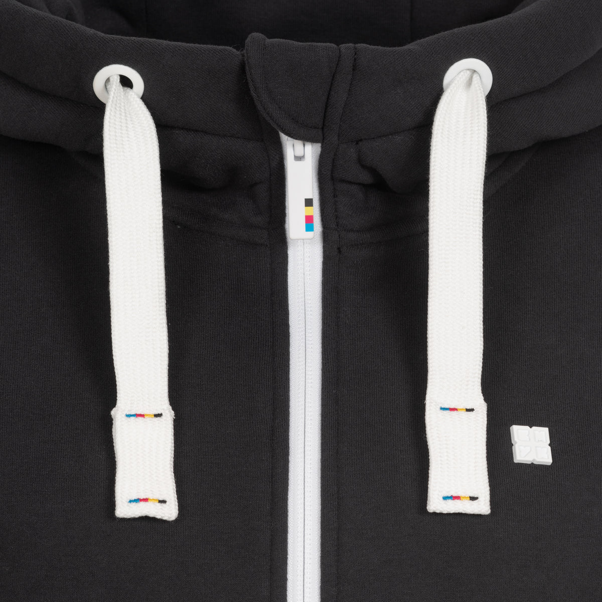 DEPROC FINJA II Sweatjacke in schwarz, Kapuzendetail