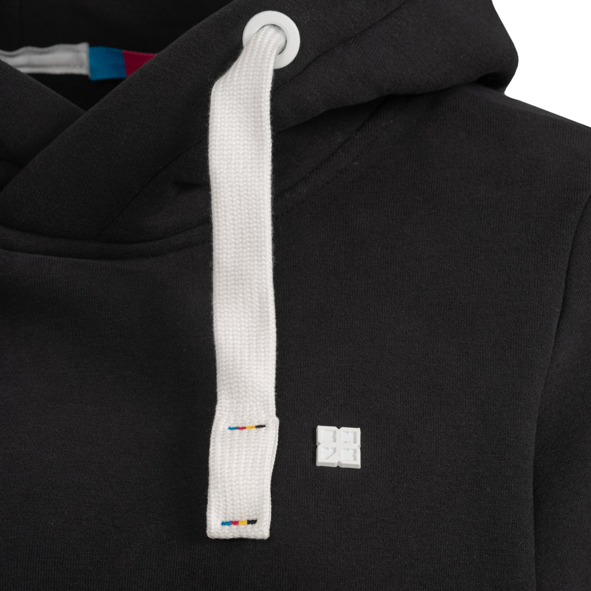 DEPROC HILDA II WOMEN Kapuzensweatshirt in schwarz, Kapuzendetail