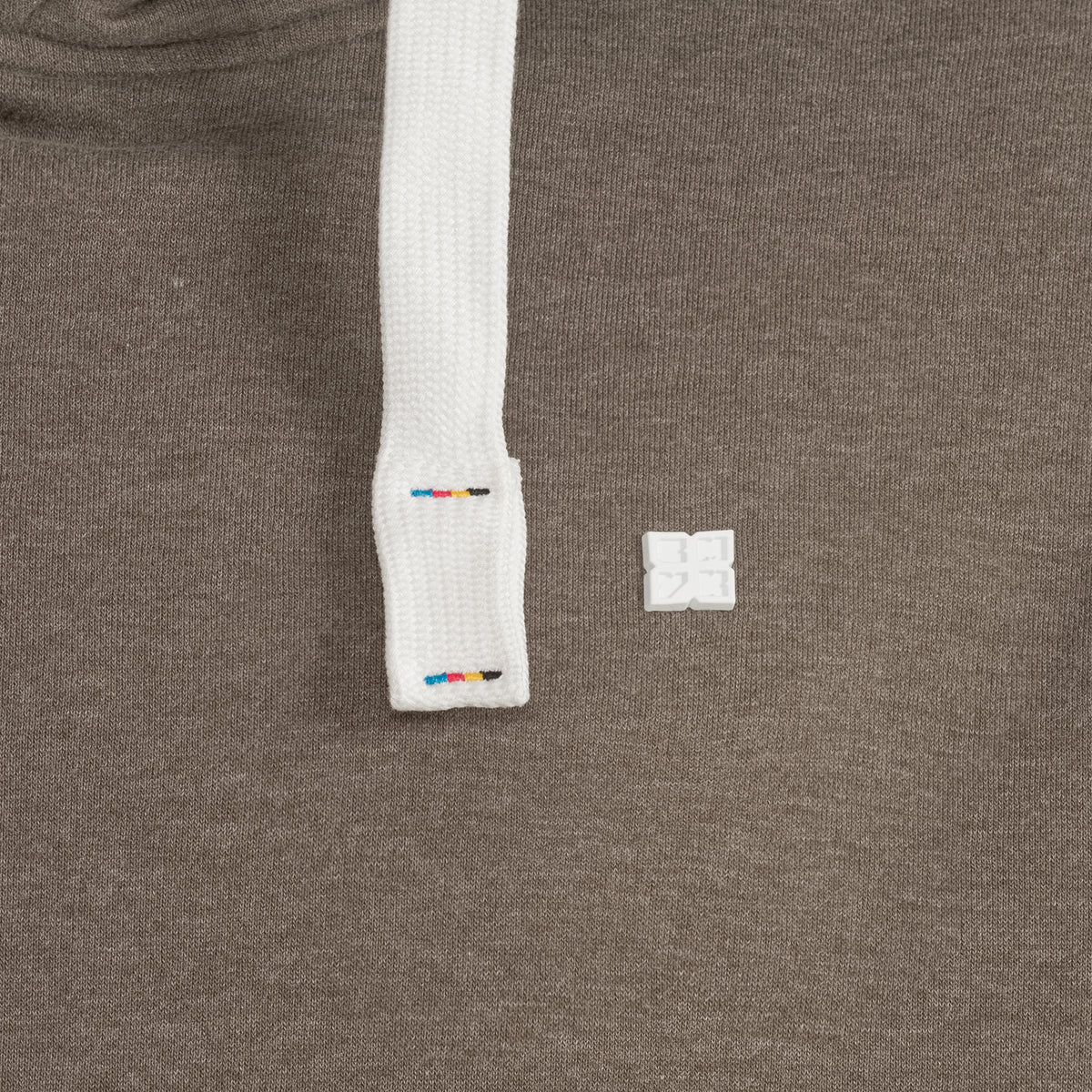 DEPROC LINUS II MEN Kapuzensweatshirt in braun, Labeldetails