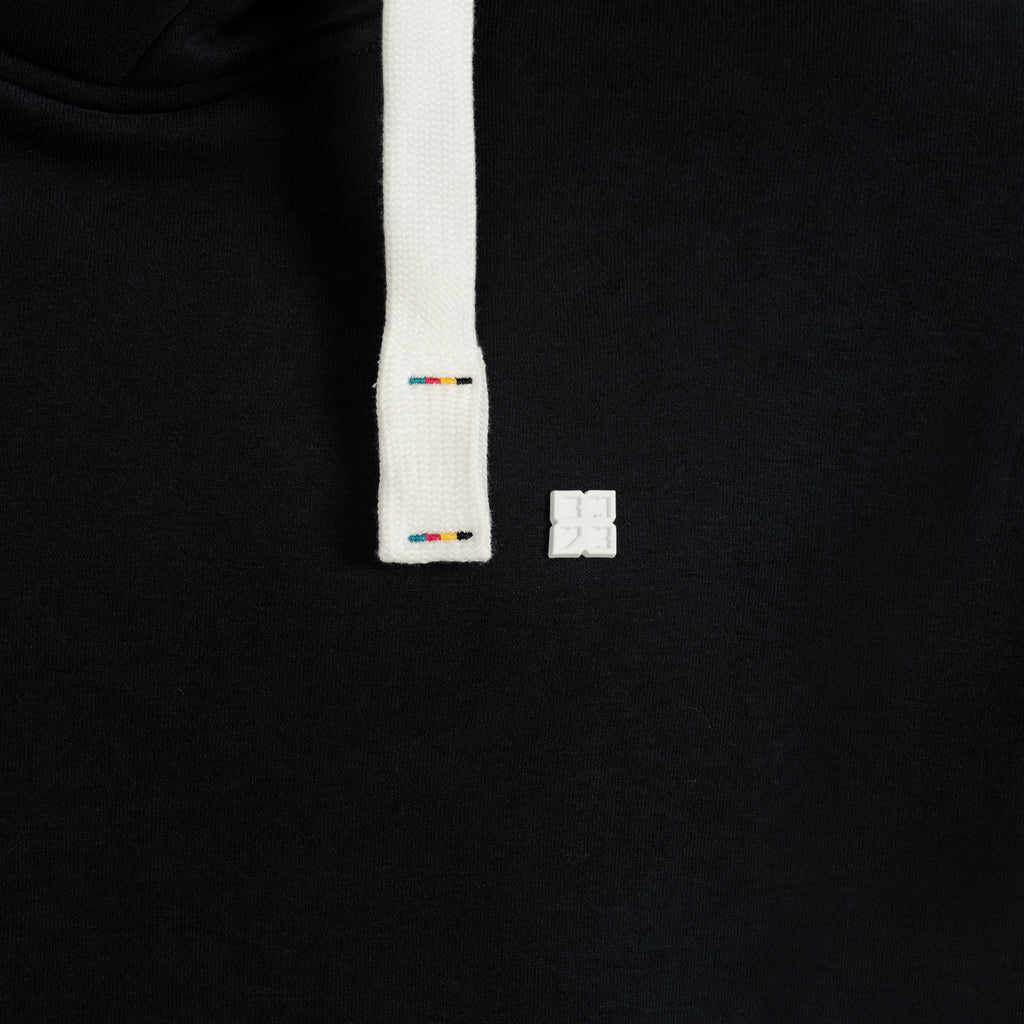 LINUS II MEN Kapuzensweatshirt in schwarz, Labeldetails