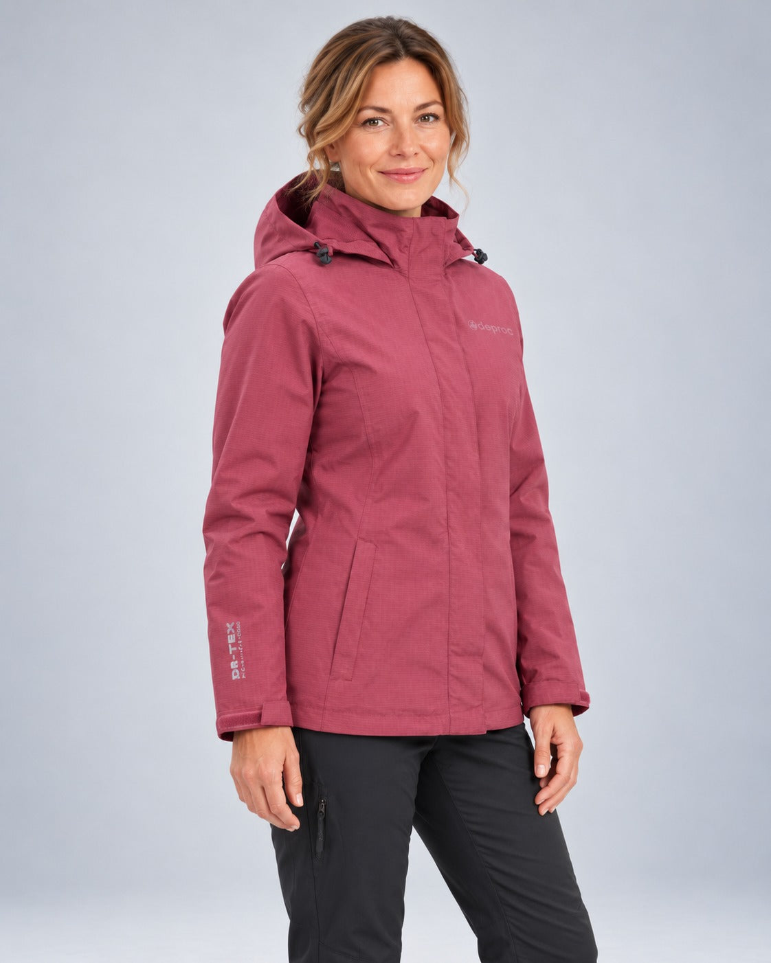 Frau trägt DEPROC LAVAL WOMEN Outdoorjacke in weinrot, Halbprofil