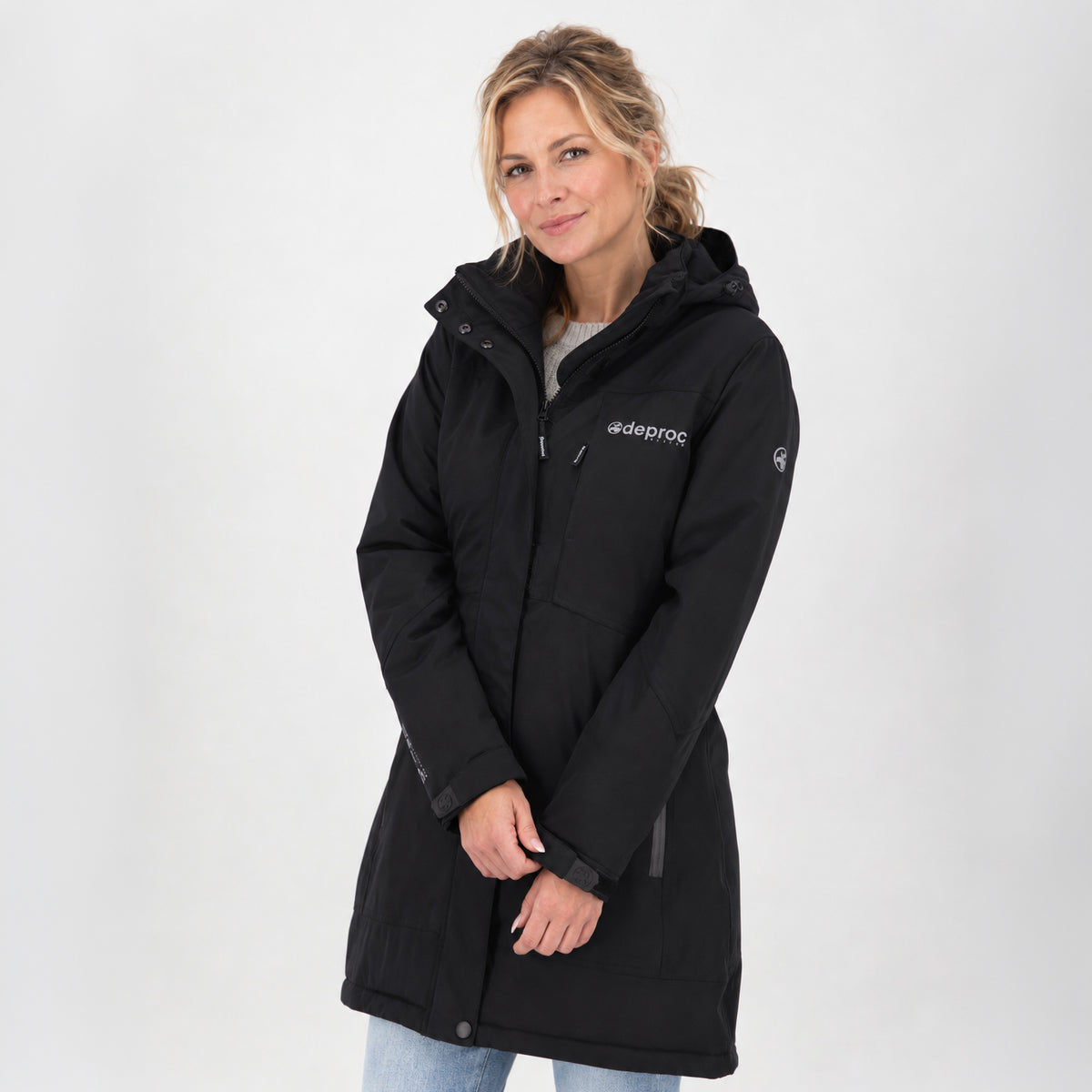 Frau trägt DEPROC MONTREAL LONG Winterparka in schwarz